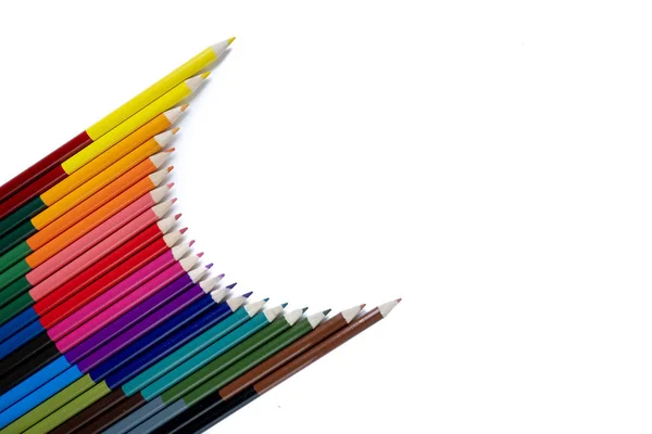 Concepto escolar. Imágenes de primer plano de muchos lápices de color aislados sobre fondo blanco. Plano, vista superior, espacio para copiar . — Foto de Stock