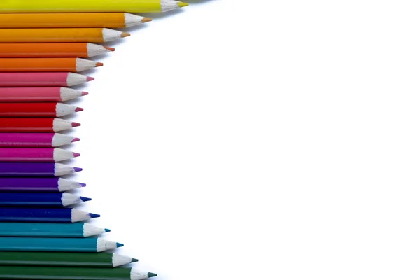 Vissza az iskolai koncepcióhoz. Closeup képek sok színes ceruzák elszigetelt fehér alapon. Lapos feküdt, felülnézet, másolási tér. — Stock Fotó