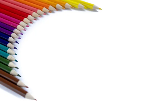Concepto escolar. Imágenes de primer plano de muchos lápices de color aislados sobre fondo blanco. Plano, vista superior, espacio para copiar . —  Fotos de Stock