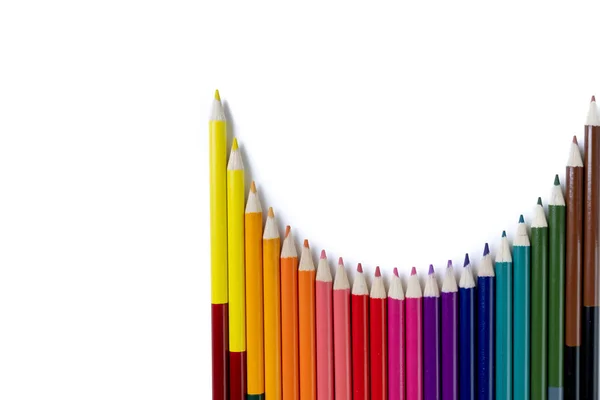 Concept de l'école. Images rapprochées de nombreux crayons de couleur isolés sur fond blanc. Pose plate, vue du dessus, espace de copie . — Photo