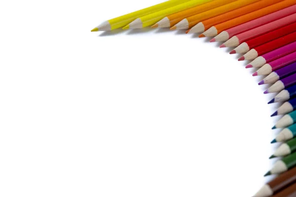 De volta ao conceito de escola. Imagens de close-up de muitos lápis de cor isolados no fundo branco. Flat lay, vista superior, espaço de cópia . — Fotografia de Stock