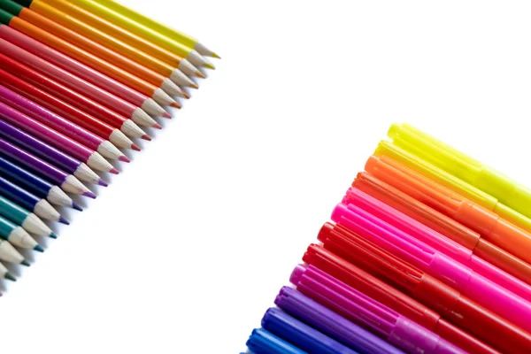 De vuelta al concepto escolar. Imágenes de primer plano de muchos lápices de color aislados sobre fondo blanco. Plano, vista superior, espacio para copiar . —  Fotos de Stock