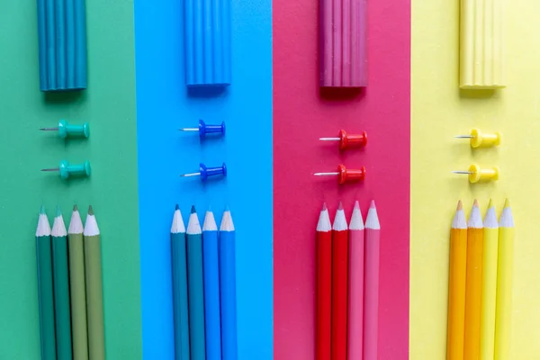 Δημιουργική επίπεδη θέσει πίσω στο σχολείο έννοια με χρωματιστά μολύβια, πλαστικίνη και είδη γραφείου σε μπλε, πράσινο, κόκκινο και κίτρινο φόντο. Κορυφαία προβολή, Χώρος αντιγραφής. — Φωτογραφία Αρχείου