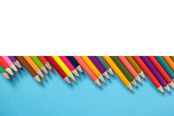 Creative Flat luta sig tillbaka till skolan koncept med färgade pennor på blå och vit bakgrund. Minimal koncept konst. Övre vy, kopiera utrymme. — Stockfoto