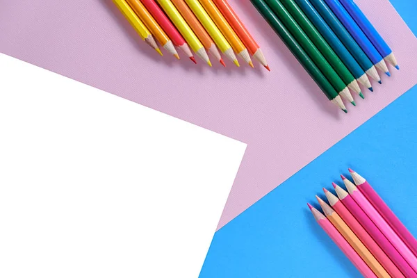 Креативна квартира повернулася до концепції школи з кольоровими олівцями на синьому, білому та рожевому тлі. Мінімальне поняття мистецтва. Вид зверху, простір для копіювання . — стокове фото