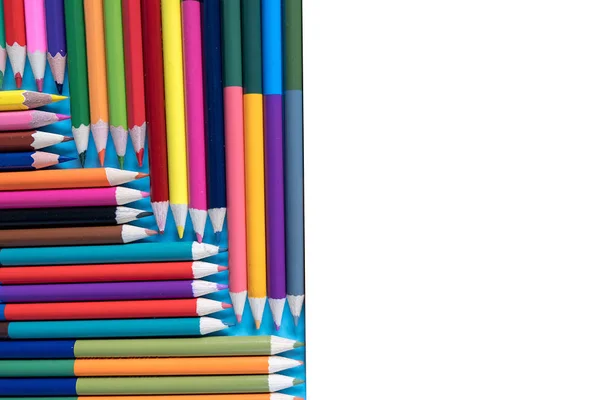 Concept scolaire avec crayons de couleur sur fond bleu et blanc. Pose plate créative, vue du dessus, espace de copie . — Photo