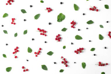 Meyve deseni beyaz arka plan üzerinde taze çilek ve yeşil yapraklarından yapılmış. Sağlıklı gıda kavramı. Düz döşeme, üst görünüm, kopyalama alanı