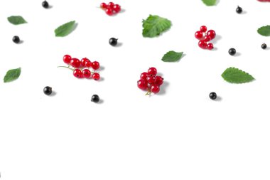 Meyve deseni taze çilek, yeşil yaprakları ve beyaz arka plan çerçeve yapılmış. Sağlıklı gıda kavramı. Düz döşeme, üst görünüm, kopyalama alanı