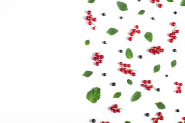 Meyve deseni taze çilek, yeşil yaprakları ve beyaz arka plan çerçeve yapılmış. Sağlıklı gıda kavramı. Düz döşeme, üst görünüm, kopyalama alanı