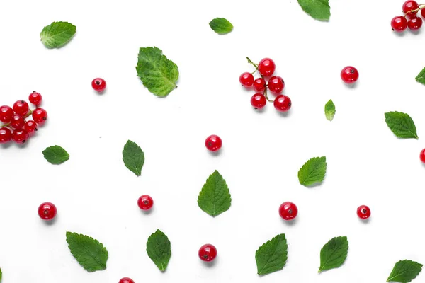 Frukt mönster gjorda av färska bär och gröna blad på vit bakgrund. Begreppet hälsosam mat. Platt Lay, uppifrån, kopiera utrymme — Stockfoto