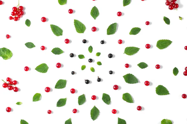Frukt mönster gjorda av färska bär och gröna blad på vit bakgrund. Begreppet hälsosam mat. Platt Lay, uppifrån, kopiera utrymme — Stockfoto