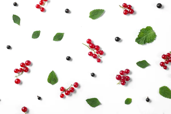 Frukt mönster gjorda av färska bär och gröna blad på vit bakgrund. Begreppet hälsosam mat. Platt Lay, uppifrån, kopiera utrymme — Stockfoto