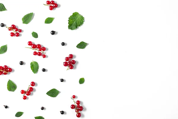 Frukt mönster gjorda av färska bär, gröna blad och ram på vit bakgrund. Begreppet hälsosam mat. Platt Lay, uppifrån, kopiera utrymme — Stockfoto