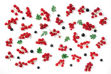 Meyve deseni beyaz arka plan üzerinde taze çilek ve yeşil yapraklarından yapılmış. Sağlıklı gıda kavramı. Düz döşeme, üst görünüm, kopyalama alanı