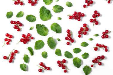 Meyve deseni beyaz arka plan üzerinde taze çilek ve yeşil yapraklarından yapılmış. Sağlıklı gıda kavramı. Düz döşeme, üst görünüm, kopyalama alanı