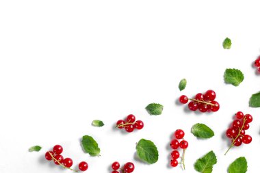 Meyve deseni taze çilek, yeşil yaprakları ve beyaz arka plan çerçeve yapılmış. Sağlıklı gıda kavramı. Düz döşeme, üst görünüm, kopyalama alanı