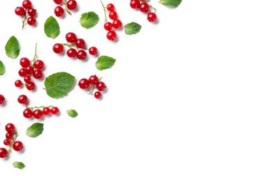 Meyve deseni taze çilek, yeşil yaprakları ve beyaz arka plan çerçeve yapılmış. Sağlıklı gıda kavramı. Düz döşeme, üst görünüm, kopyalama alanı