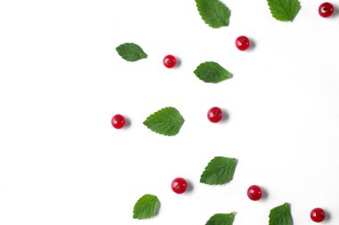 Meyve deseni taze çilek, yeşil yaprakları ve beyaz arka plan çerçeve yapılmış. Sağlıklı gıda kavramı. Düz döşeme, üst görünüm, kopyalama alanı