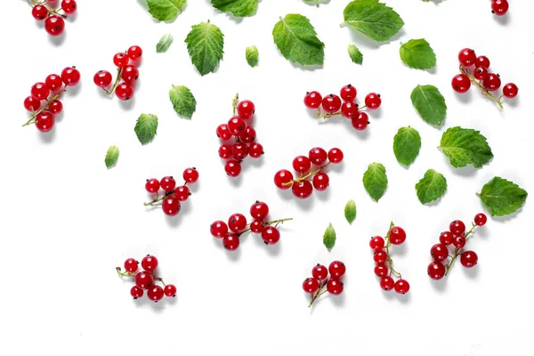 Wzór owoców wykonany ze świeżych jagód i zielonych liści na białym tle. Koncepcja zdrowej żywności. Płaski lay, widok z góry, przestrzeń kopiowania — Zdjęcie stockowe