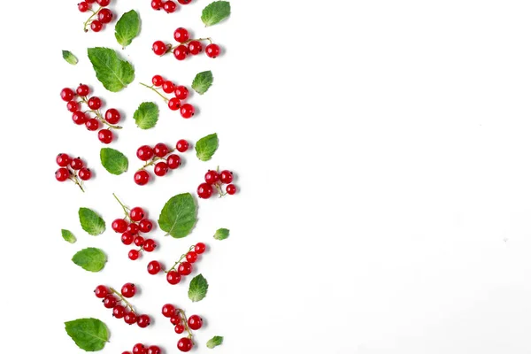 Frukt mönster gjorda av färska bär, gröna blad och ram på vit bakgrund. Begreppet hälsosam mat. Platt Lay, uppifrån, kopiera utrymme — Stockfoto