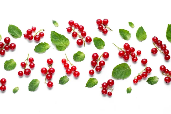 Gröna små blad och färska bär över vit bakgrund separat. Begreppet hälsosam mat. Frukt mönster. Platt Lay, uppifrån, kopiera utrymme — Stockfoto