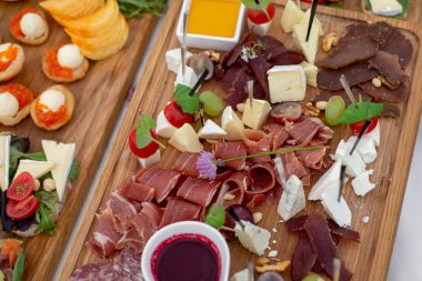 Soğuk atıştırmalıklar, salatalar, soğuk etler, peynir ve reçel ile çok çeşitli yemekler servis edilmektedir. Masada lezzetli lezzetli aperatifler çeşitli. Düğün resepsiyonu