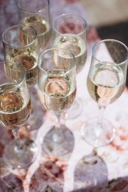 Serin lezzetli şampanya veya beyaz şarap ile şarap bardakları çok dikey görüntü. Parti ve tatil kutlama konsepti