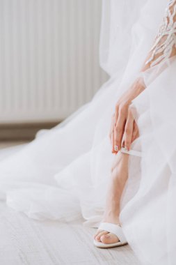 Güzel kadın ayakları yakın çekim. Gelin düğün töreninden önce ayakkabı giyer. Düğün gelin ayakkabıları.