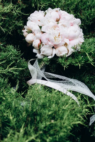 Közelkép egy gyönyörű és elegáns esküvői csokor fehér és rózsaszín bazsarózsa. Nyári virágkompozíció. — Stock Fotó