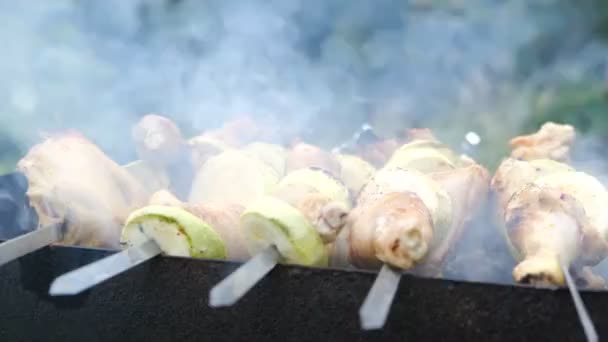 Rått Kött Tillagas Kolgrill Närbild Matlagning Kebab Spett Över Brand — Stockvideo