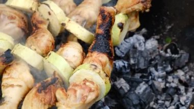  Çiğ et kömür ızgarada pişirilir. Açık havada bir ateş üzerinde şişler üzerinde pişirme kebaplar kapatın. Izgara da sulu kebap barbekü