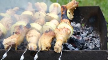 Açık havada bir ateş üzerinde şişler üzerinde pişirme kebaplar kapatın. Çiğ et kömür ızgarada pişirilir. Izgara da sulu kebap barbekü