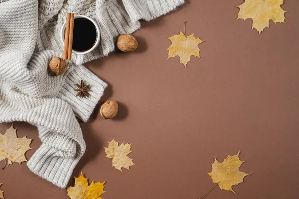가을 구성. 갈색 배경에 커피, 견과류, 스웨터, 단풍 나무 잎 한 잔. 플랫 레이, 상단 보기, 복사 공간 — 스톡 사진
