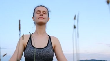  Kız farkındalık ve özen artan beyin yatıştırıcı görselleştirme egzersizleri pratik. Gözlerini kapatan genç kadın derin bir nefes alıyor ve mutlu bir duygu gülümsüyor.