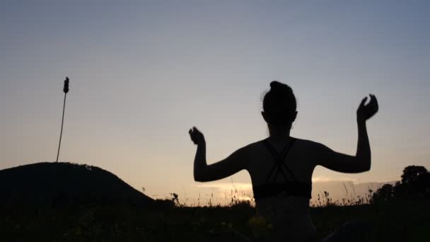 Silhueta Mulher Ioga Esportiva Praticando Ioga Exercitando Vestindo Roupas Esportivas — Vídeo de Stock