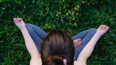 Genç kadın yoga açık havada sakin tutmak ve iç barış keşfetmek için yoga pratik yaparken meditasyon, Ardha Padmasana egzersiz yapıyor, Half Lotus mudra jest ile poz. Esenlik kavramı
