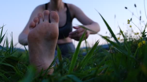 年轻女子练习瑜伽的特写 坐在头到膝盖向前弯曲锻炼 西尔萨萨纳姿势 穿着运动服 灰色裤子 — 图库视频影像