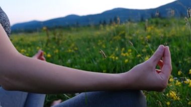 Ellerinizi kapatın. Kadın dışarıda yoga yapar. Kadın açık doğa arka planda fitness yaşam tarzı için hayati ve meditasyon egzersiz. Sağlıklı ve Yoga Kavramı