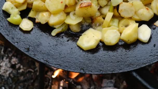 Närbild Hemlagad Stekt Potatis Matlagning Stekt Potatis Utomhus Förhållanden Brand — Stockvideo