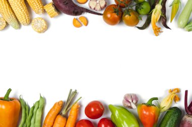 Sonbahar sebzelerinden yapılmış yaratıcı düzen. . Domates, soğan, salatalık, havuç, sarımsak, kabak, kırmızı pancar, biber, mısır ve beyaz arka plan üzerinde yeşil haricot. Düz döşeme, üst görünüm, kopyalama alanı