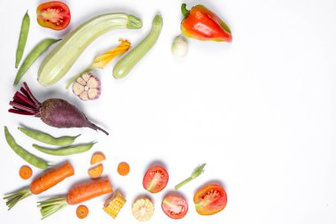 Desen haricot, domates, biber, mısır, soğan, kırmızı pancar, havuç, kabak beyaz arka plan yapılmış . Düz döşeme, üst görünüm, kopyalama alanı. Sağlıklı beslenme konsepti.
