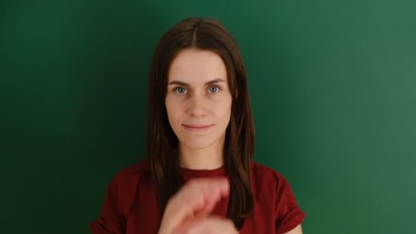 Hermosa Joven Con Pelo Volando Sonriendo Mirando Cámara Con Las — Vídeos de Stock