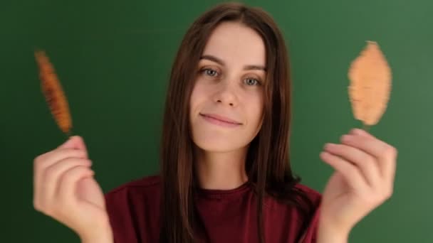 Jovencita Alegre Con Pelo Largo Vistiendo Camiseta Roja Divirtiéndose Jugando — Vídeo de stock