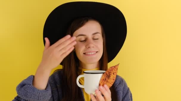 Chica Joven Sostiene Taza Bebida Vestido Con Suéter Azul Sombrero — Vídeo de stock