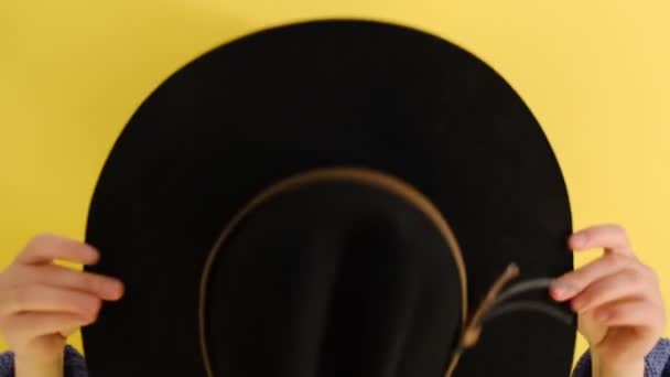 Χαμογελαστή Κοκκινομάλλα Μπλε Πουλόβερ Φοράει Καπέλο Της Χαμογελάει Χαρούμενα Απομονωμένη — Αρχείο Βίντεο