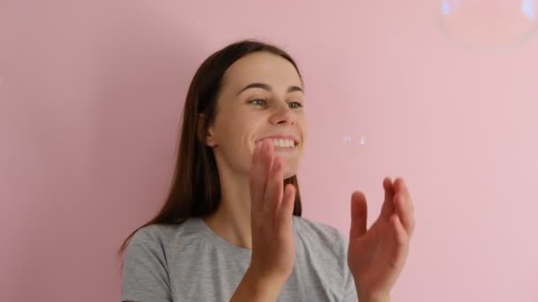 Vacker Ung Rolig Tjej Leker Med Bubblor Isolerade Den Rosa — Stockvideo