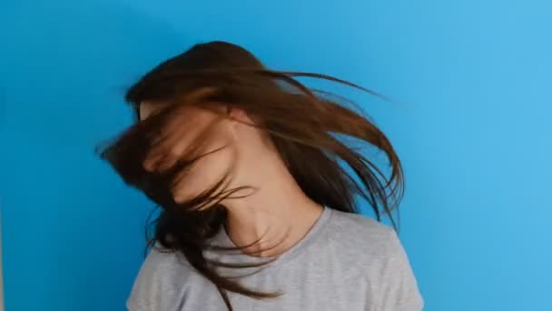 Nahaufnahme Eines Jungen Hübschen Mädchens Mit Fliegendem Haar Das Breit — Stockvideo