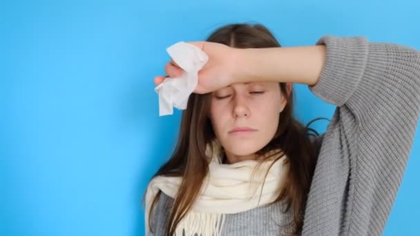 Portrait Femme Malade Éternuement Nez Utilise Mouchoir Une Infection Être — Video