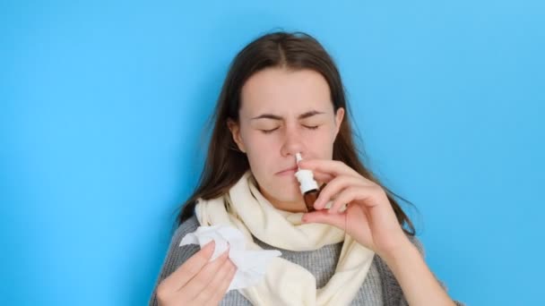 Retrato Mulher Jovem Descontente Fareja Aerossol Nasal Sente Doente Tem — Vídeo de Stock