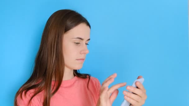 Opgewonden Vrouw Ontvangen Onverwachte Bericht Nieuws Telefoon Kijkt Blij Smartphone — Stockvideo